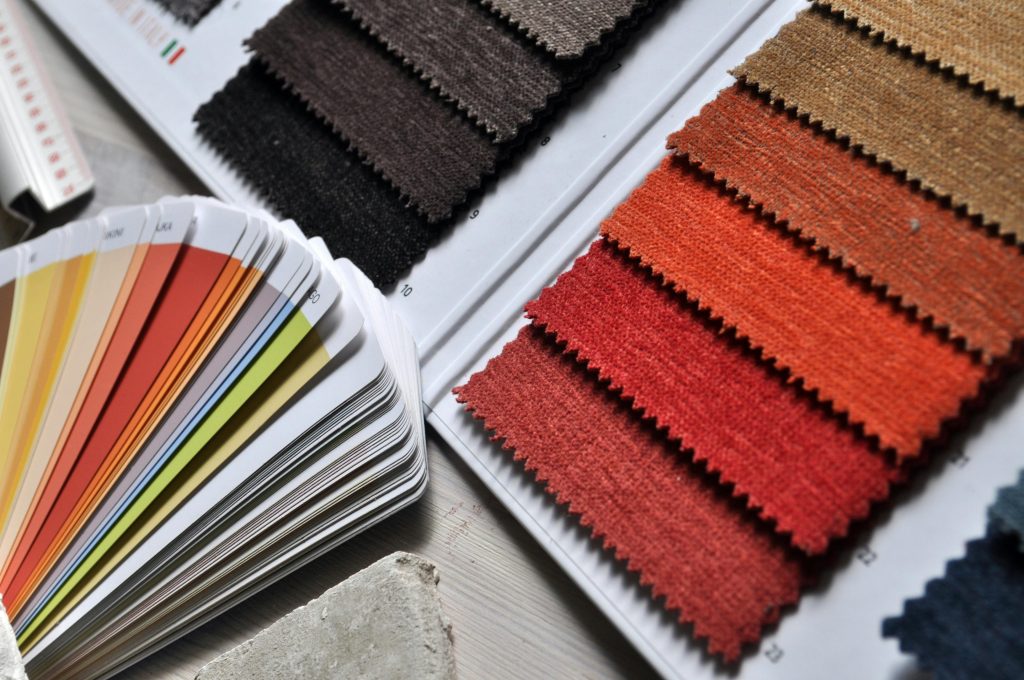 Elisabetta Tanesini, designer di interni spiega come abbinare pattern e colori dei tessuti per la tua casa.